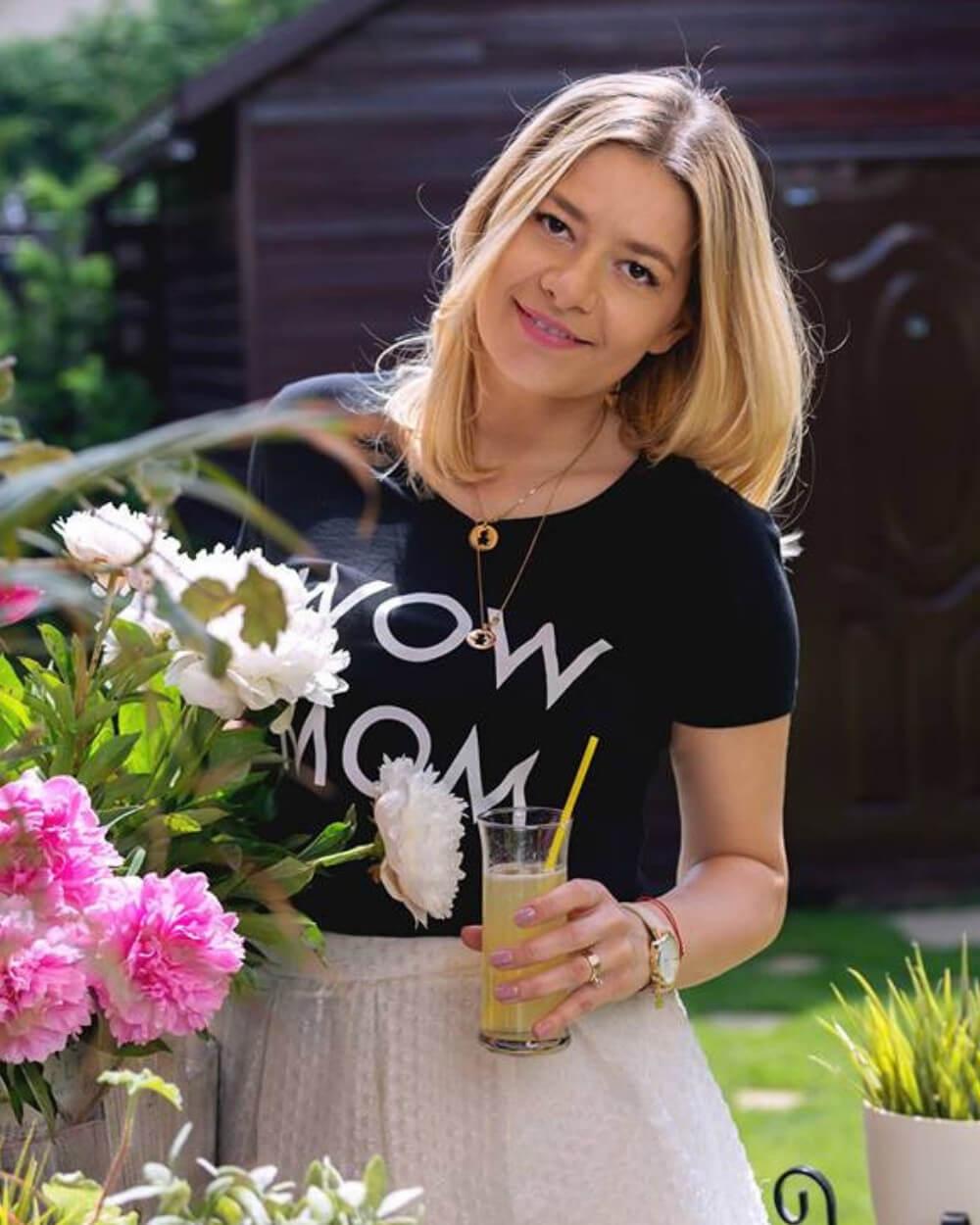 Tricou WOW MOM V-neck negru